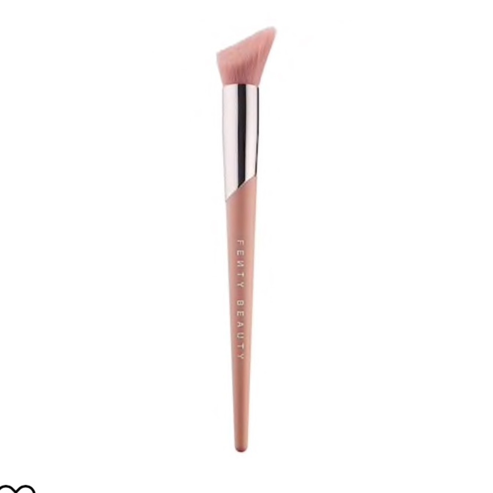 Fenty Cheek-Hugging Highlighting Brush